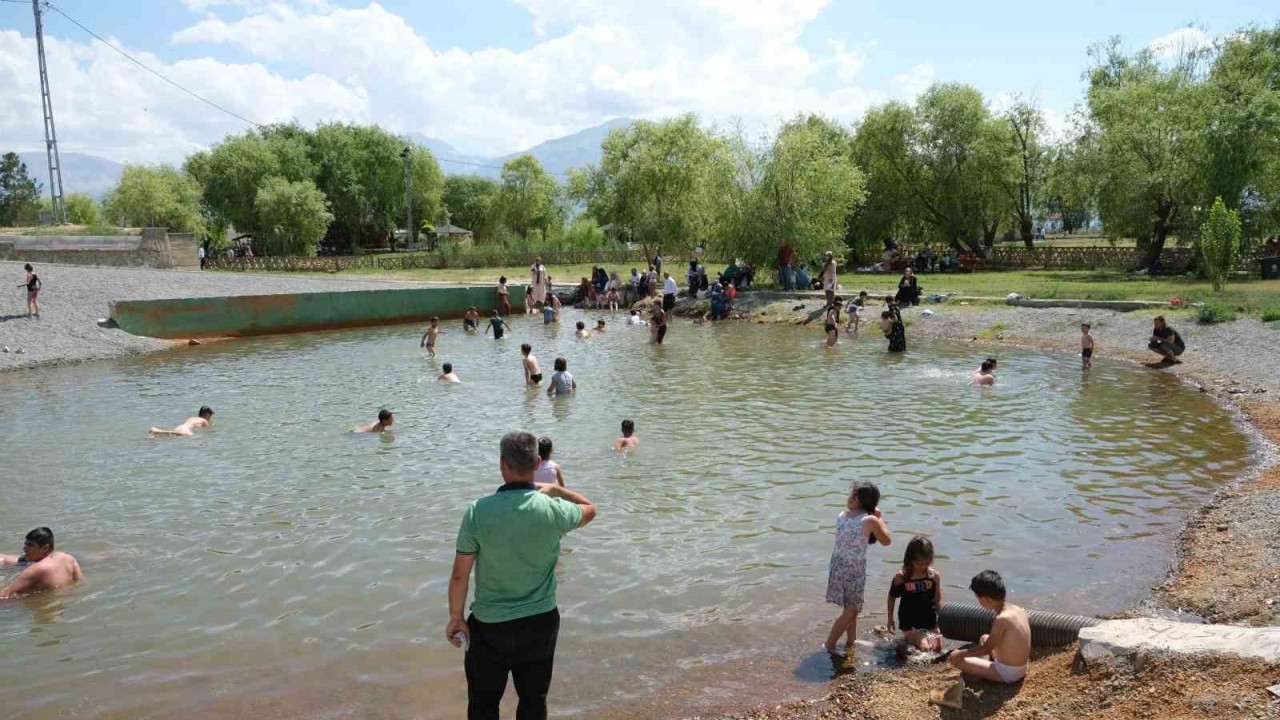 Erzincan’da aşırı sıcaklardan bunalan vatandaşlar Ekşisu Mesire Alanı’na akın etti.