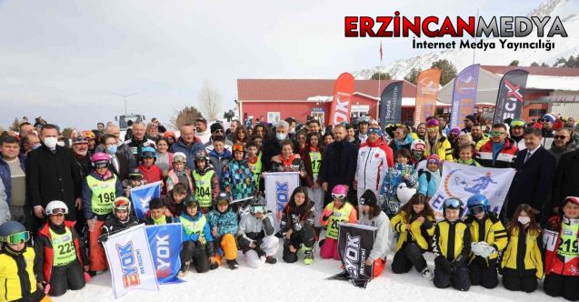 Erzincan’da gerçekleşen snowboard yarışlarında dereceye giren sporculara düzenlenen törenle ödülleri