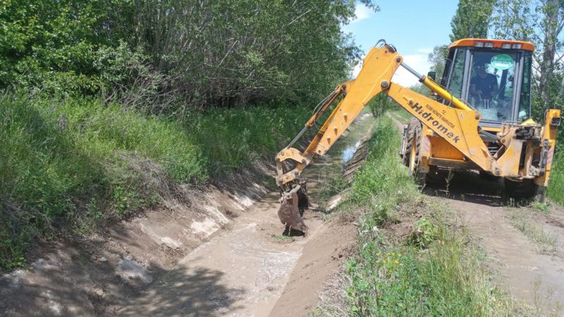 Erzincan’da sulama kanalları iş makinalarıyla temizleniyor. Bahar ayının gelmesiyle birlikte