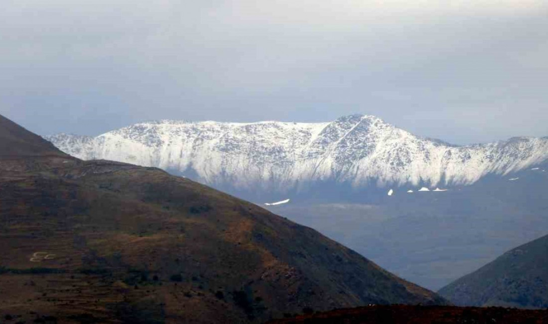 Erzincan’da 3 bin 549 metre yükseklikteki Keşiş Dağlarının zirve noktasına