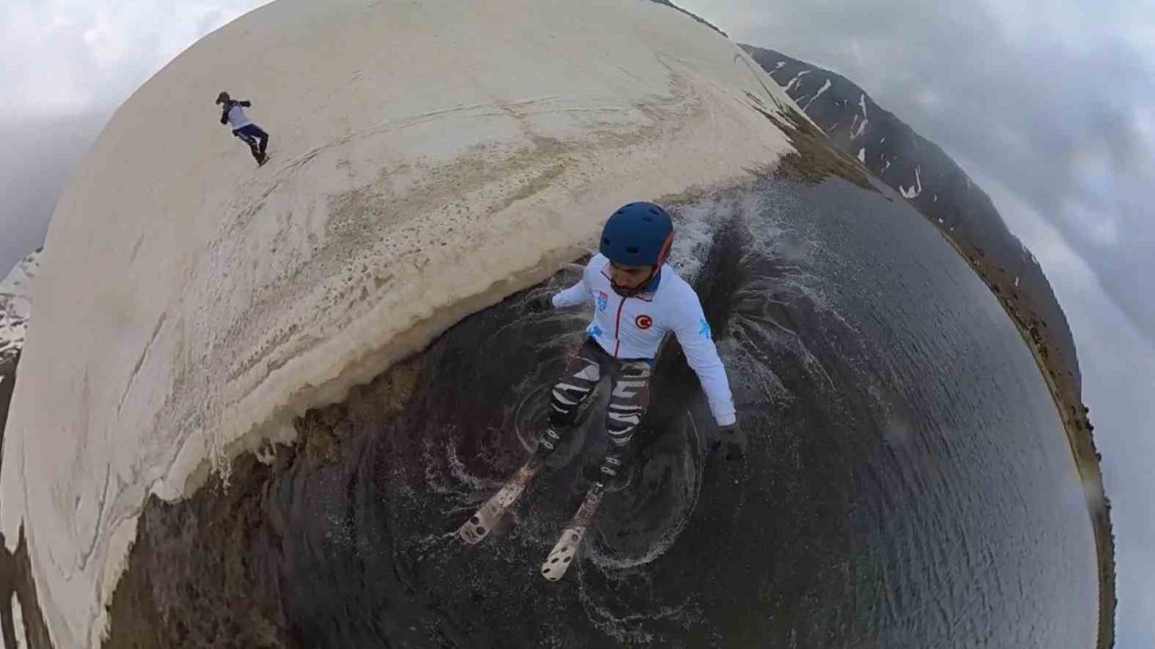 ERZİNCAN’DA KAYAK HOCASI VE DOĞA TUTKUNU CANSER ATİLA MOTOSİKLETİYLE ÇIKTIĞI