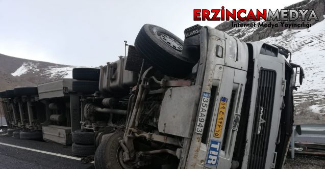 Erzincan’ın Tercan ilçesinde tırın devrilmesi sonucu meydana gelen trafik kazasında