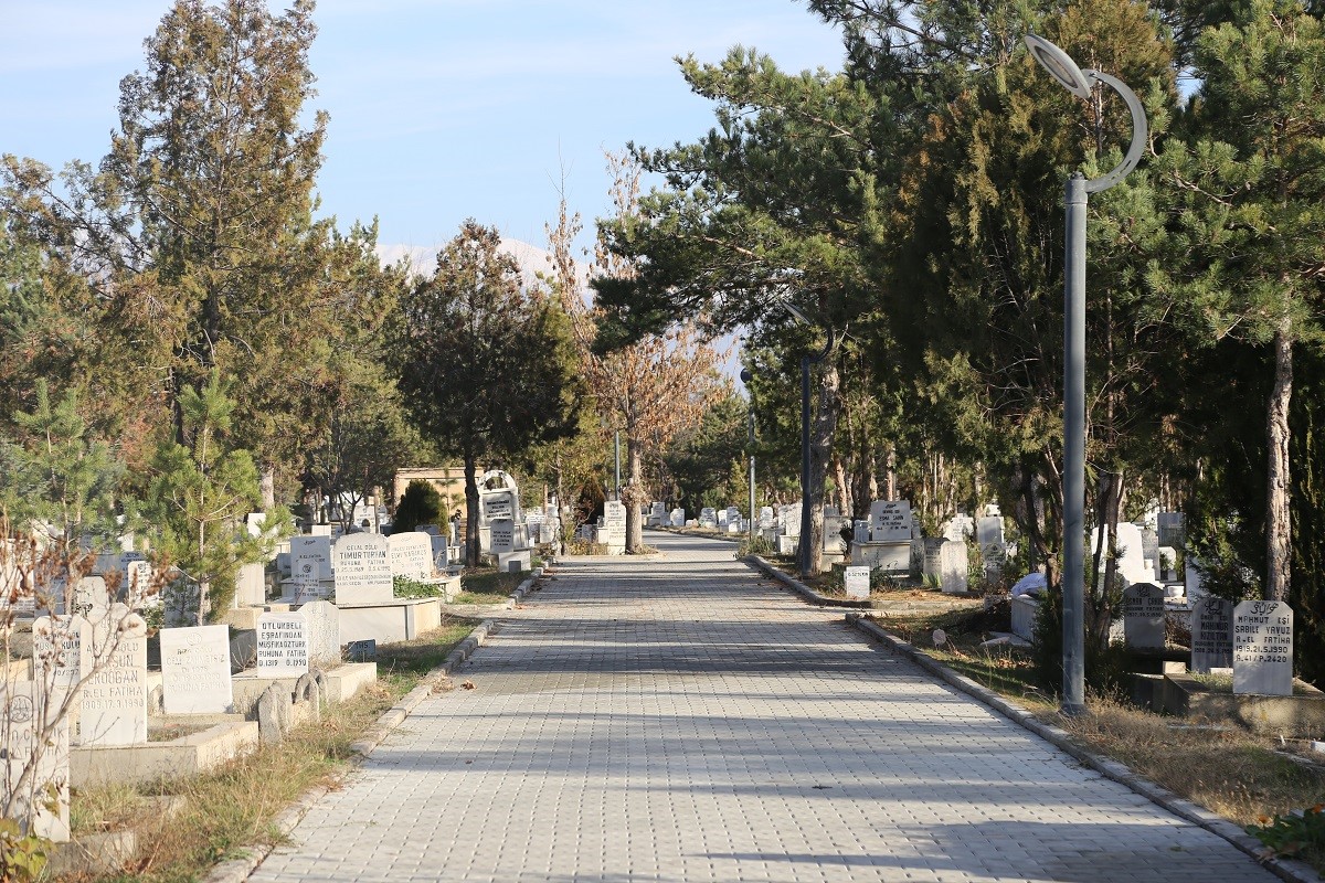 Terzibaba Mezarlığı ve diğer mezarlıklarda çalışmalar devam ediyor