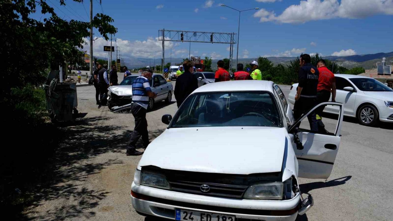 Erzincan’da meydana gelen iki ayrı trafik kazasında 1’i bebek toplamda