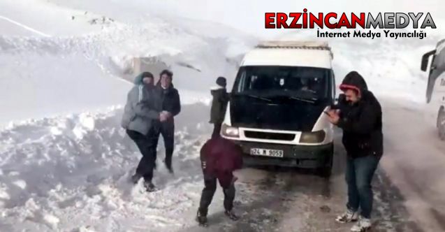 Türk halk müziği sanatçısı Erdal Erzincan, kar ve tipinin etkili