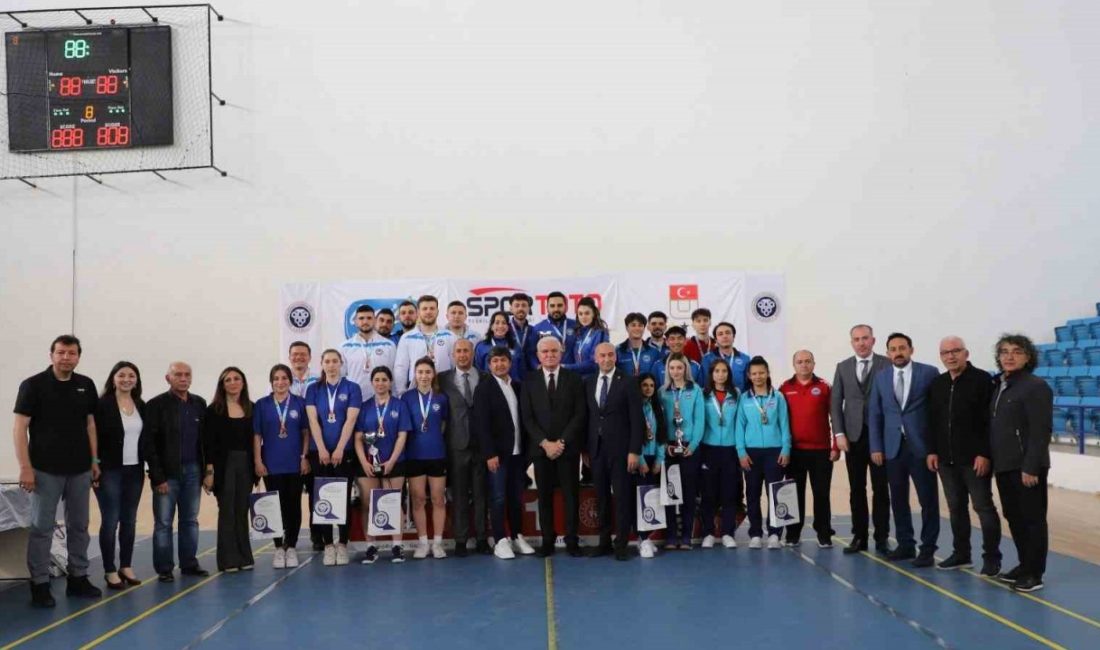 Türkiye Üniversite Sporları Federasyonu programında yer alan ÜNİLİG Badminton Süper