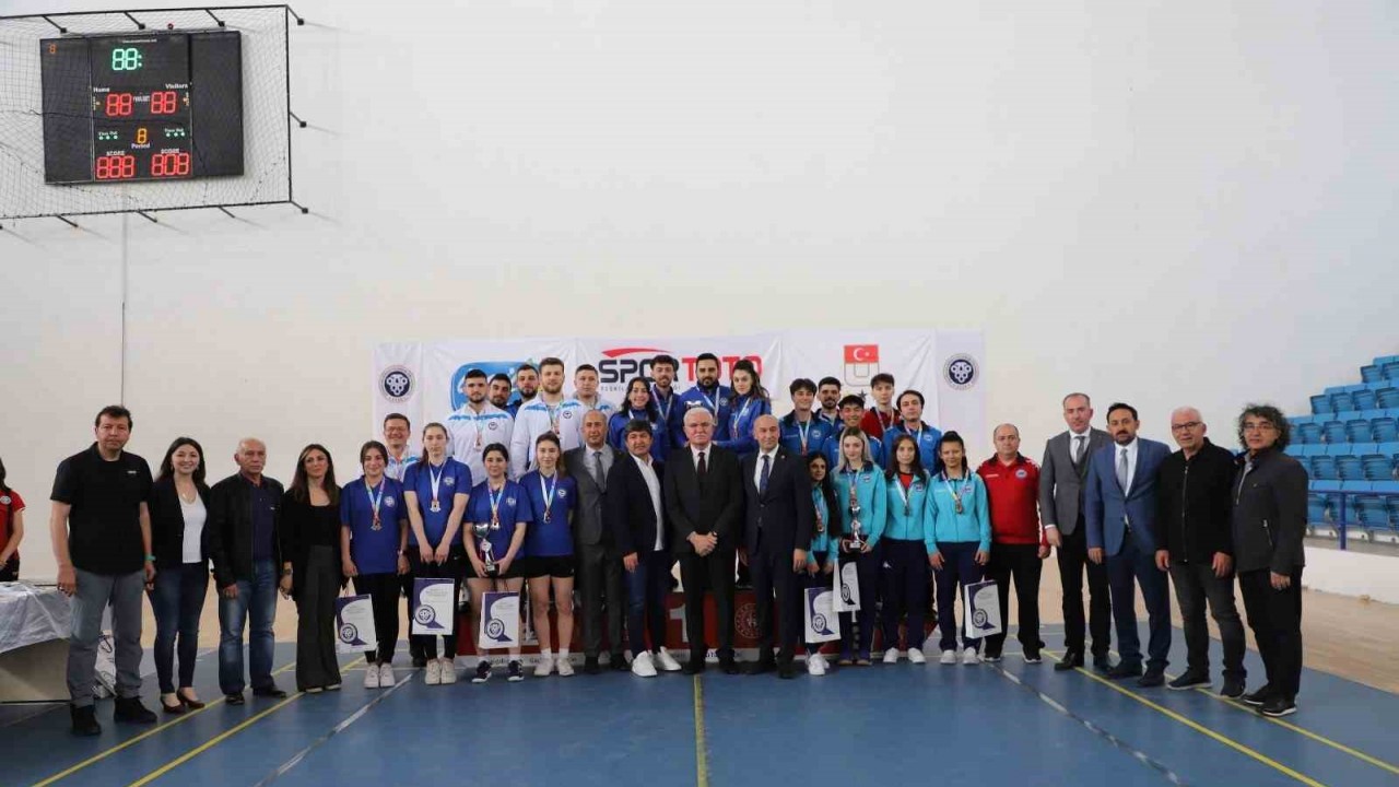 ÜNİLİG Badminton spor müsabakaları sona erdi