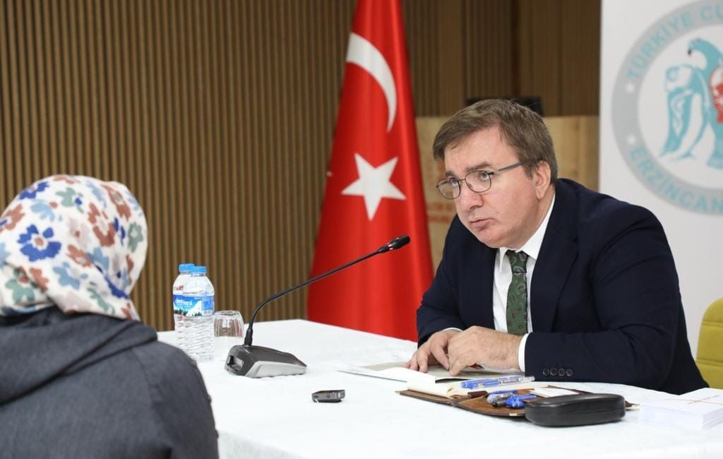 Halk Gününde vatandaşların dile getirdikleri sorunları ve talepleri dikkatle dinleyen