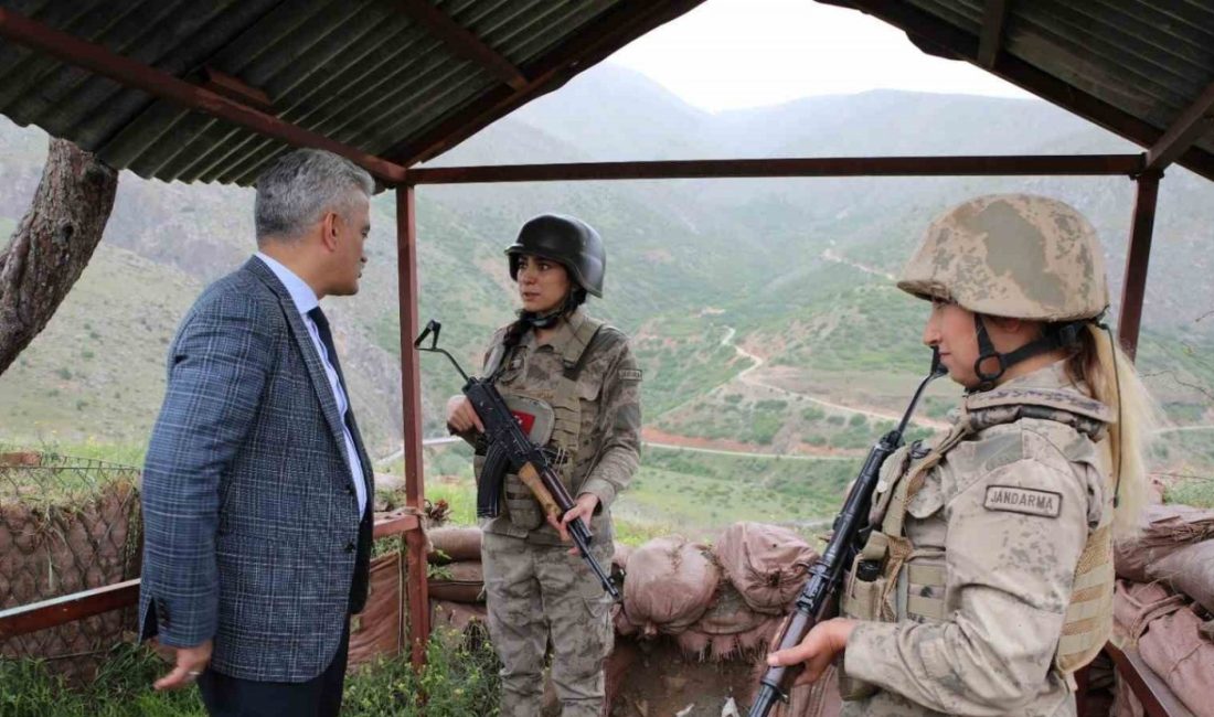 Erzincan Valisi Mehmet Makas, üs bölgesindeki güvenlik görevlilerini ziyaret etti.