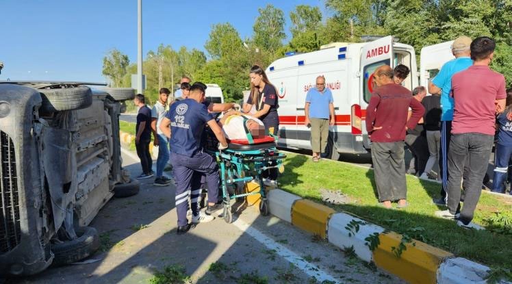 Van’ın Edremit ilçesinde otomobilin ağaçlara çarparak takla attığı kazada 2