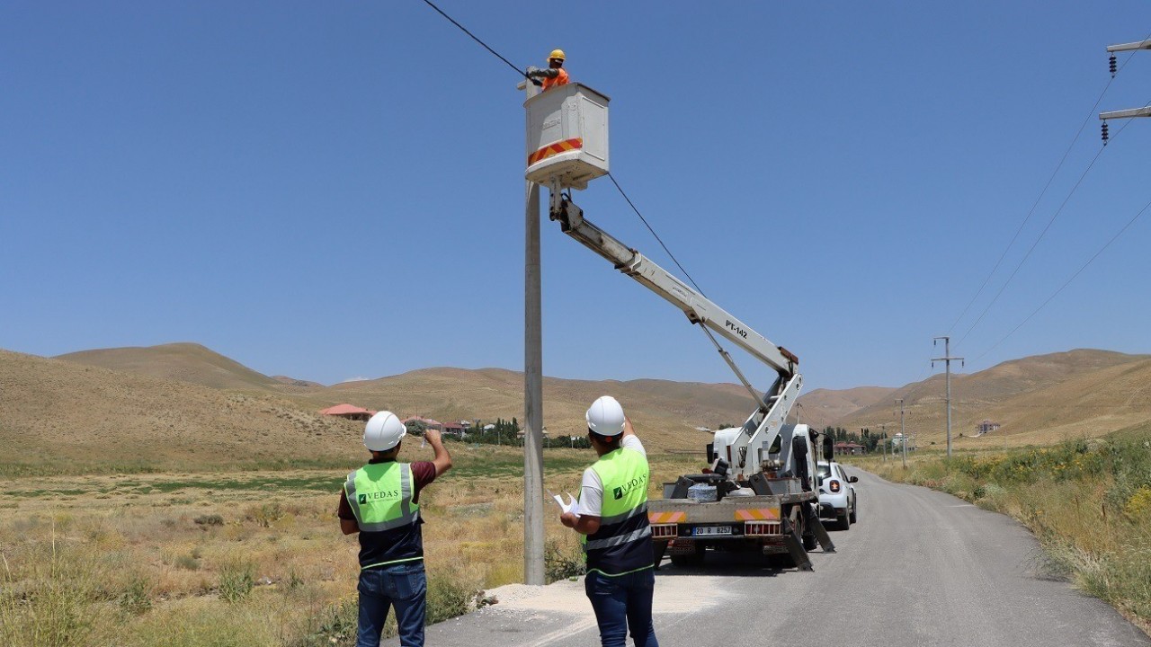 VEDAŞ, ELEKTRİK ŞEBEKESİNİ GÜÇLENDİRMEK AMACIYLA GERÇEKLEŞTİRDİĞİ YATIRIM, BAKIM VE ONARIM