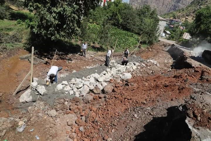 HAKKARİ'NİN ÇUKURCA İLÇESİNDE ETKİLİ OLAN YAĞIŞLARDAN DOLAYI YIKILAN DUVAR BELEDİYE