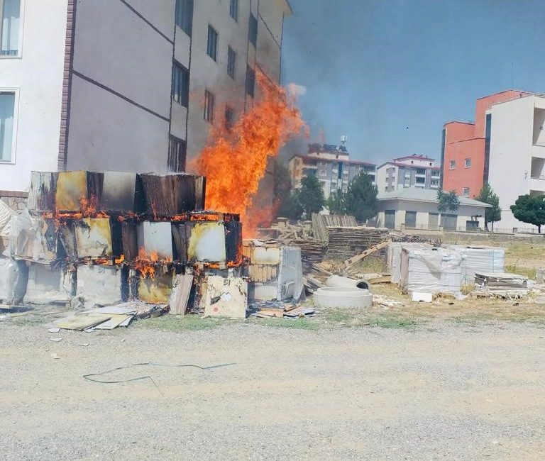 BİNGÖL’ÜN GENÇ İLÇESİNDE İNŞAAT MALZEMELERİNİN OLDUĞU ALANDA ÇIKAN YANGIN, BİNALARA