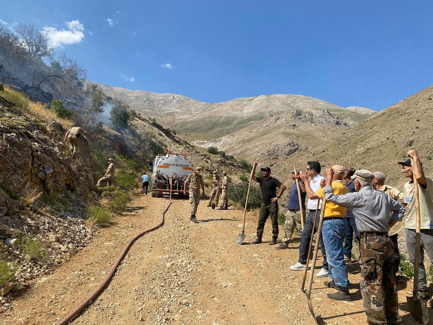 Erzincan’ın Kemaliye İlçesinin  Balkırı Köyünde arazide  yangın çıktı. Meydana gelen