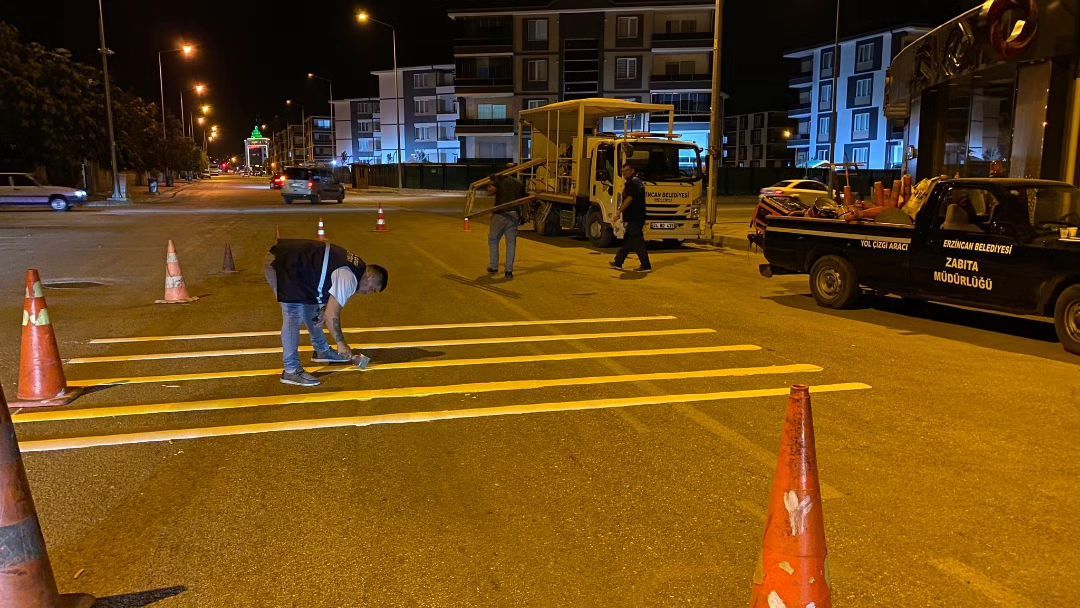 Erzincan Belediyesi ekipleri tarafından deforme olan yaya çizgileri boyanarak yenileniyor.