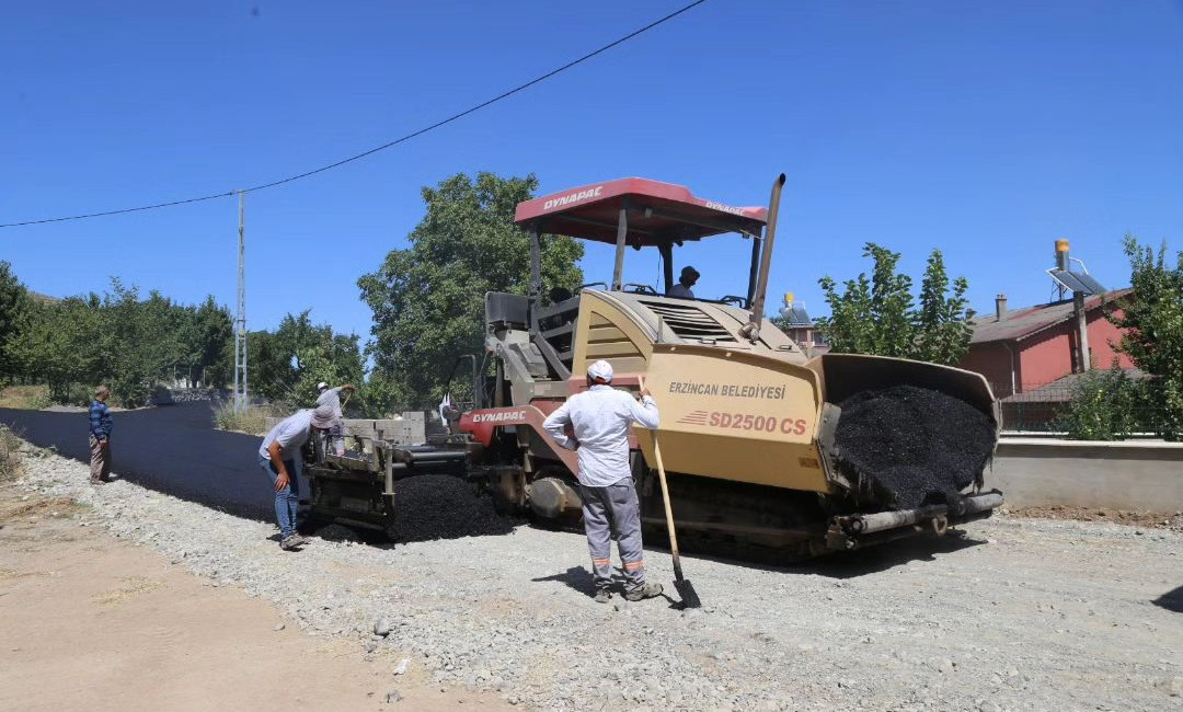 Erzincan Belediye Başkanı Bekir Aksun’un talimatları doğrultusunda kentte sıcak asfalt