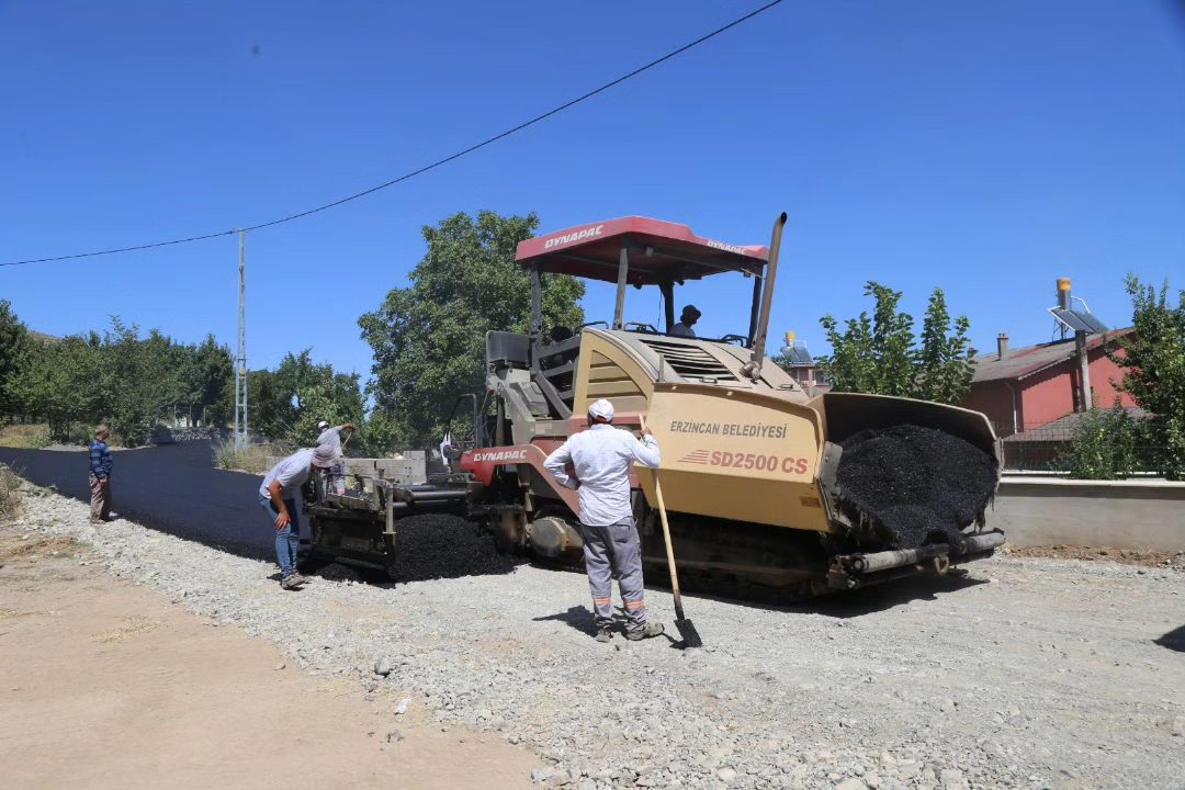 Erzincan Belediye Başkanı Bekir Aksun’un talimatları doğrultusunda kentte sıcak asfalt