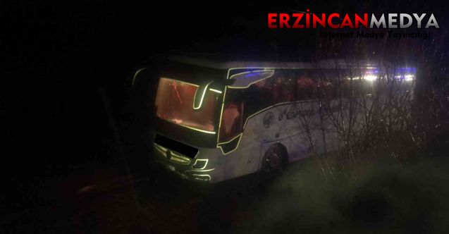 Erzincan’da yağış nedeniyle kayganlaşan yoldan çıkarak tarlaya giren otobüsteki 2