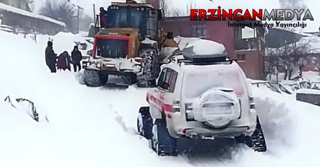 Erzincan’ın Refahiye ilçesinde kar ve tipi nedeniyle yolu kapanan köydeki