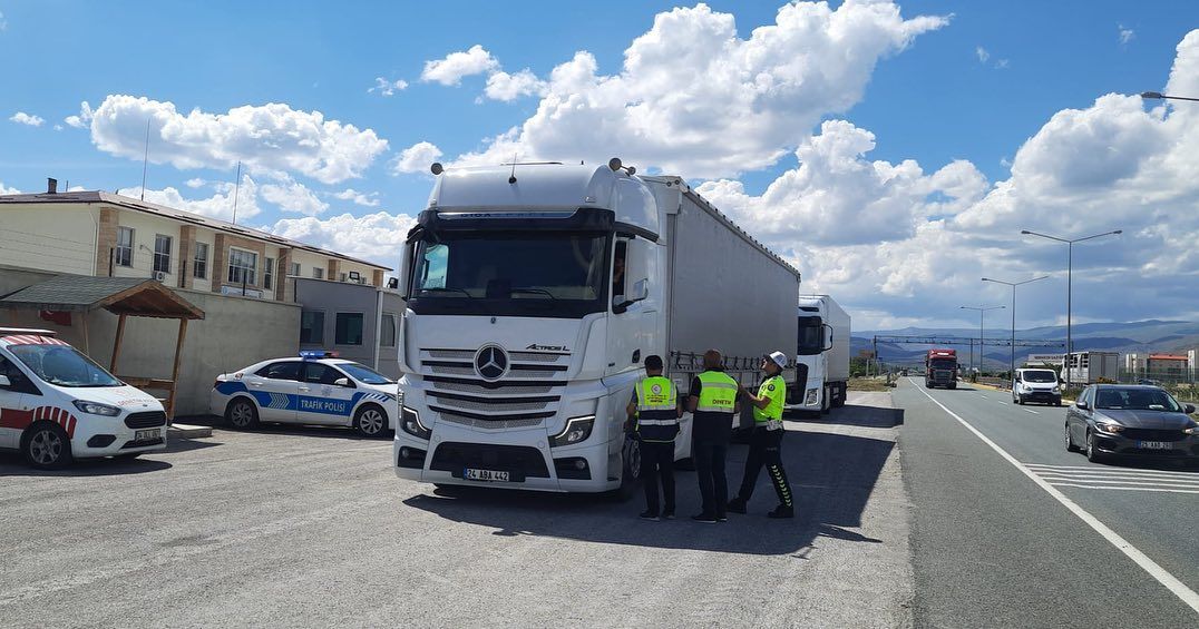 Erzincan’da yük ve yolcu taşımacılığı yapan araçların taşımacılığı denetimi gerçekleştirildi.