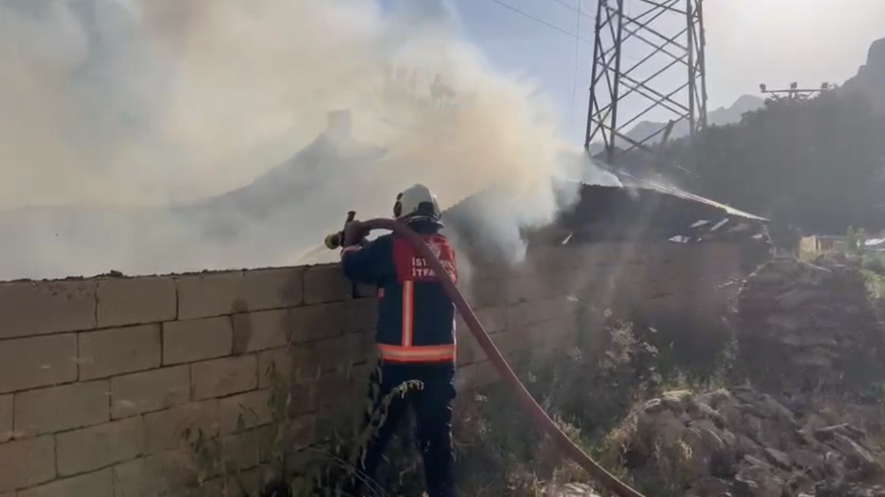 HAKKARİ’NİN YÜKSEKOVA İLÇESİNDE ÇIKAN AHIRDA ÇIKAN YANGIN KORKUTTU.