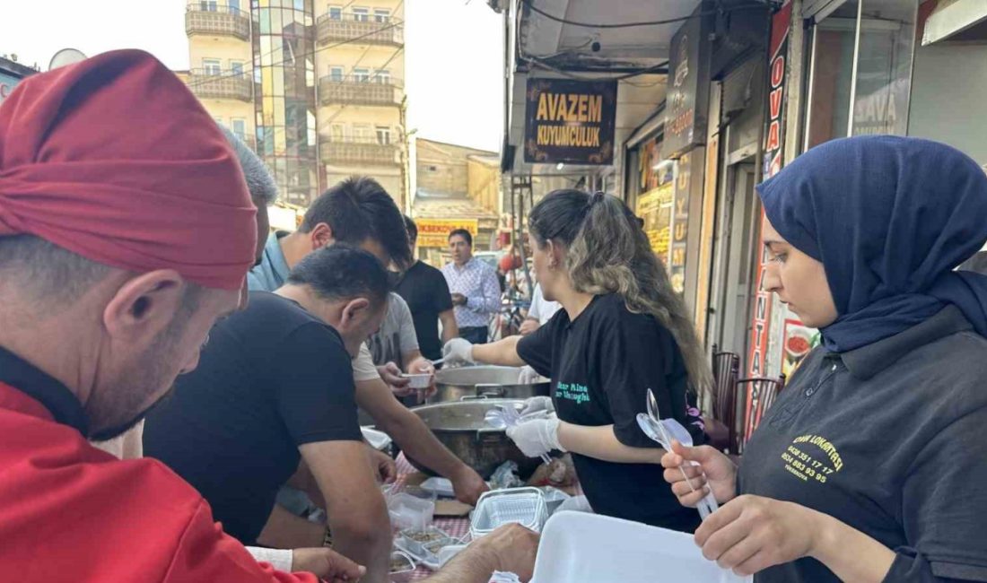 HAKKARİ’NİN YÜKSEKOVA İLÇESİNDE VATANDAŞLAR DAĞITILAN AŞURE’YE YOĞUN İLGİ GÖSTERDİ.