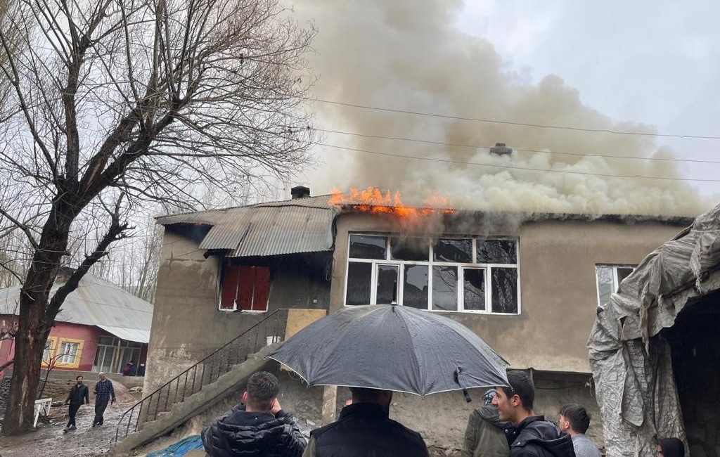 HAKKARİ'NİN YÜKSEKOVA İLÇESİNDEKİ BİR EVDE ÇIKAN YANGINDA 4 ÇOCUK ZEHİRLENDİ.