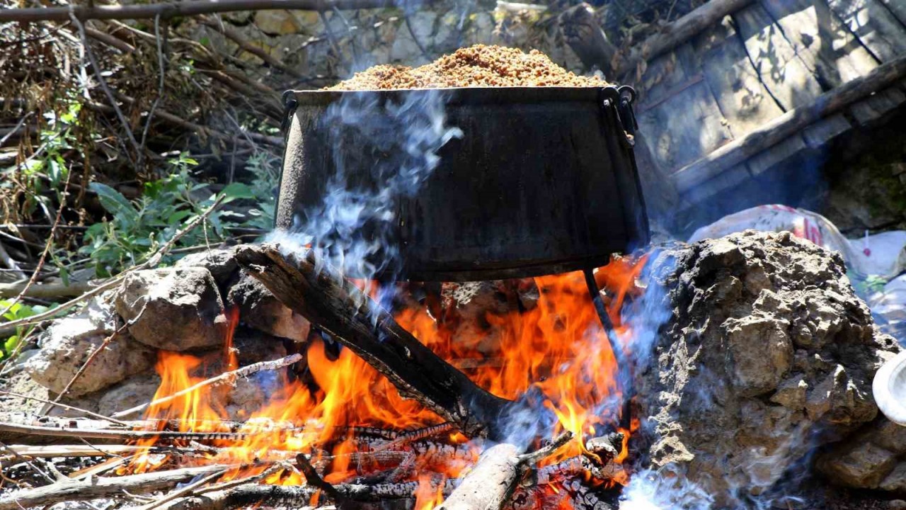 YÜZYILLARDIR SÜREN GELENEKSEL YÖNTEMLERLE PEKMEZ YAPIMI