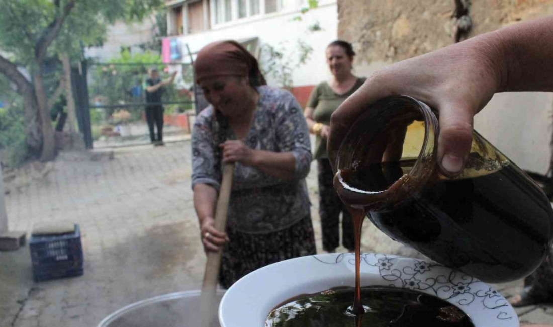 Kendine has kokusu ve özelliği ile dikkat çeken dut pekmezi,