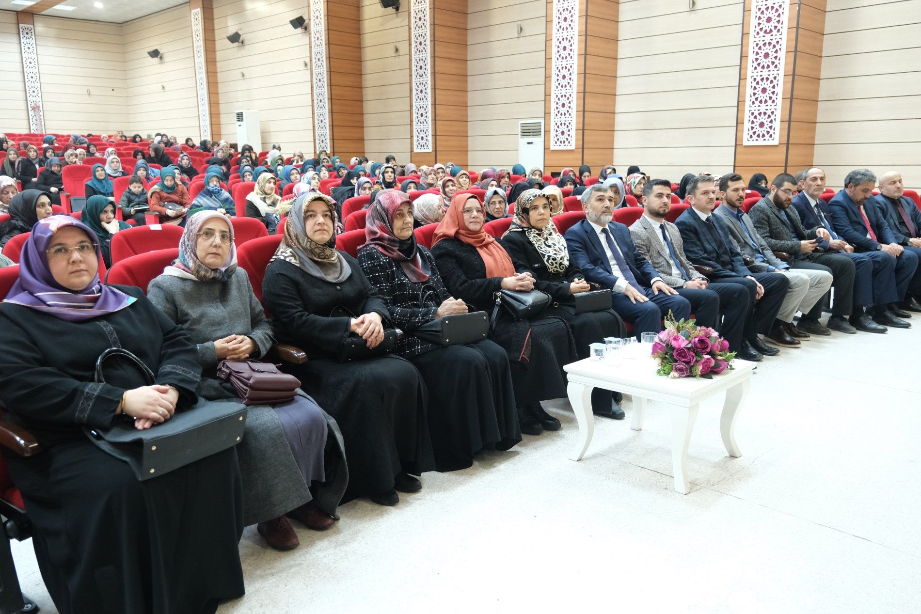 "Değerleriyle Güçlü Ailem" projesi çerçevesinde "Ailede Zaman Bilinci" konulu konferans