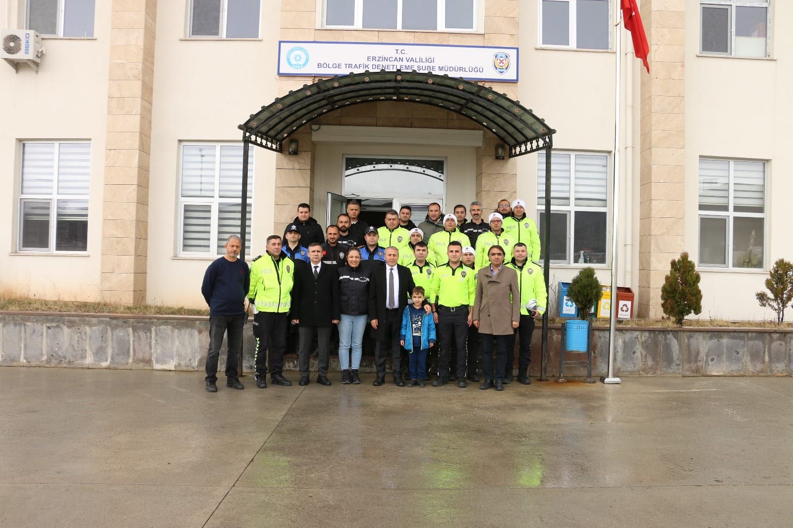 Erzincan İl Emniyet Müdürlüğü personeli, trafik kazalarında korunmak için kurban