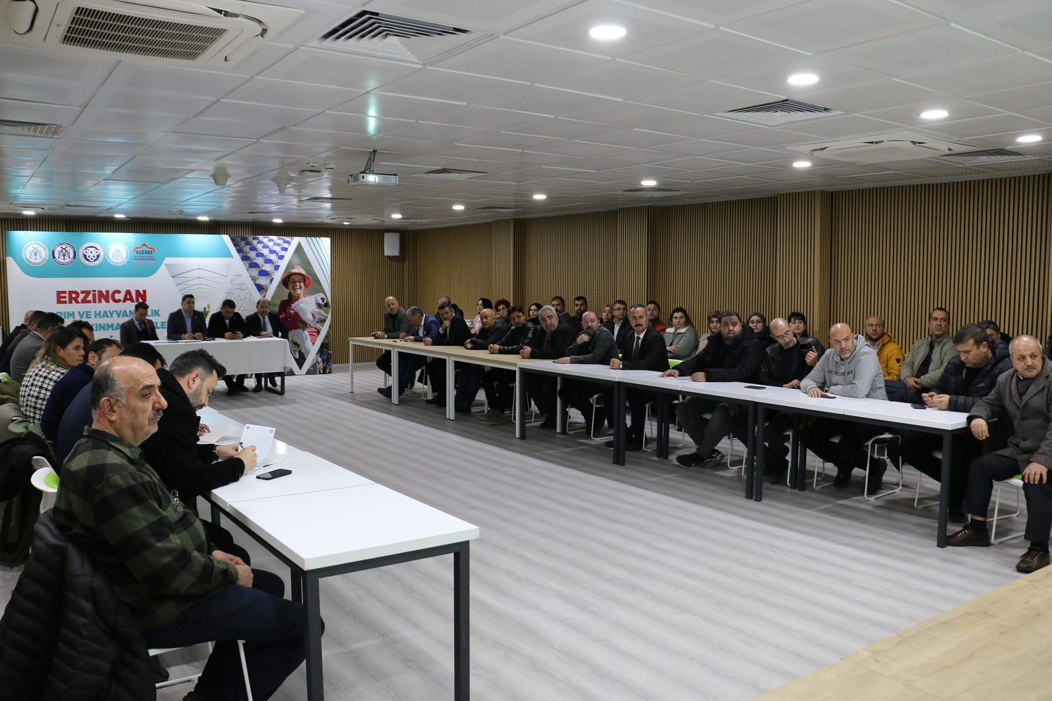 Erzincan’da seracılık sektörünün geliştirilmesine yönelik çalışmalar kapsamında bilgilendirme toplantısı yapıldı.