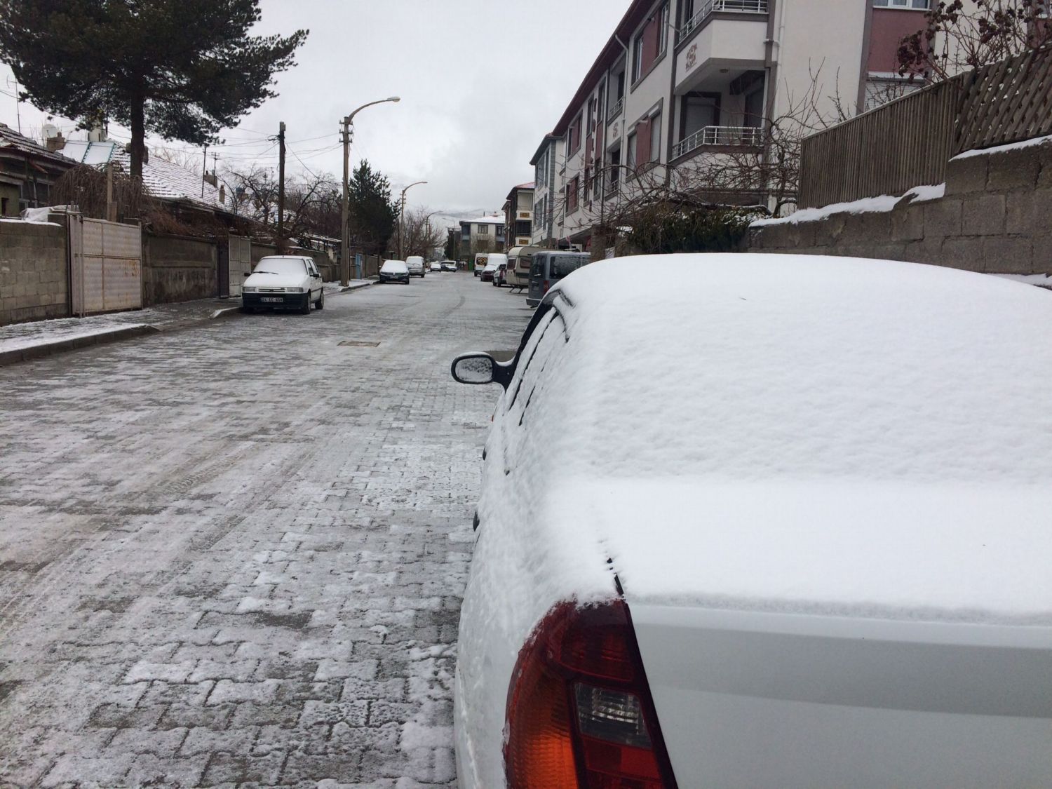 Erzincan’da kent merkezinde etkili olan yağmur gece saatlerinde yerini kara