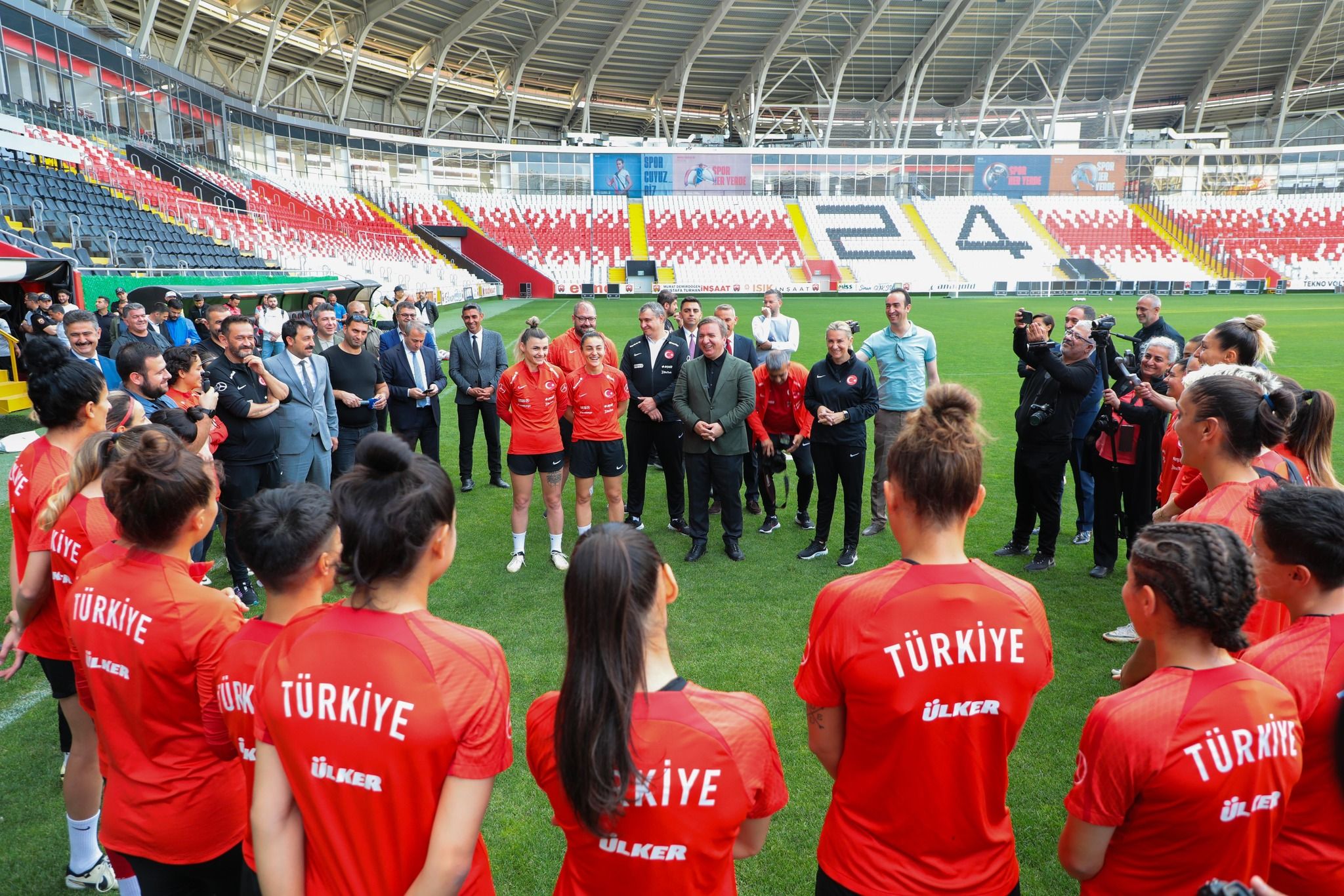 Vali Aydoğdu, Kadın A Millî Futbol Takımını Ziyaret Etti