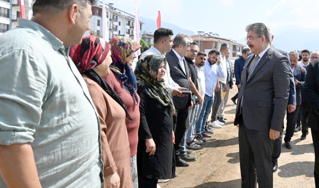   Vali Yılmaz, vatandaşlarımızla bir süre sohbet ederek, çocuklara