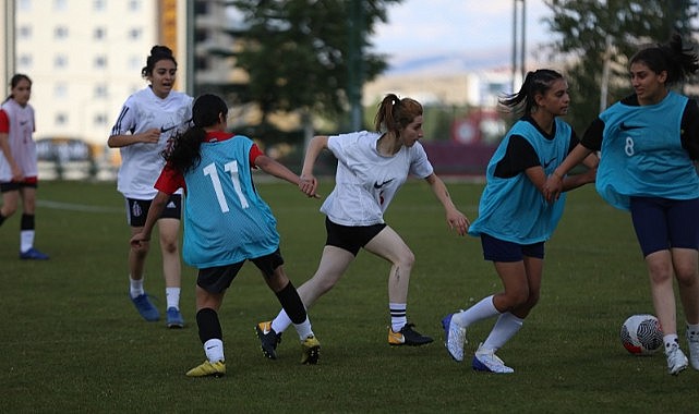   Ardahan Kura Kadın Futbol Kulübü’nden 10 sporcu, Erzurum’da