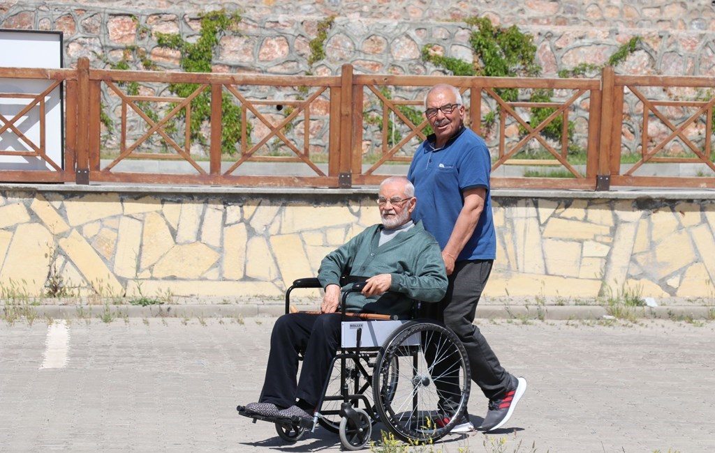 Evlerinde bakılan tam bağımlı vatandaşlar ve aileleri için bu ay