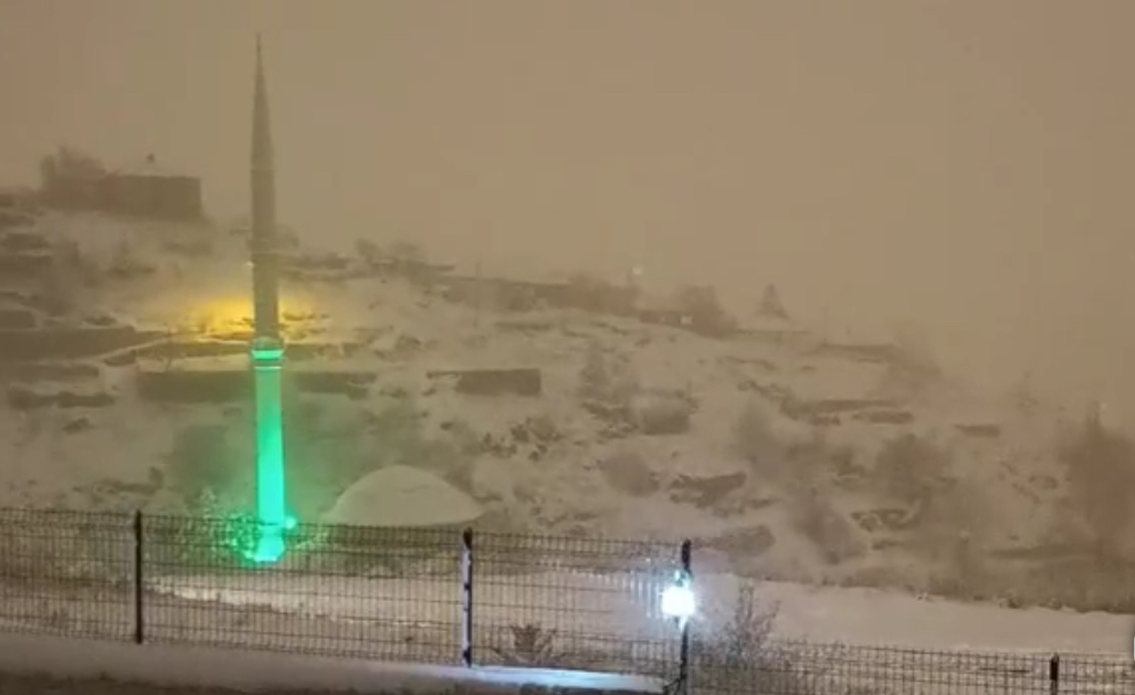   Antalya’da kış kendini hissettirmeye başladı. Kentin yüksek kesimlerinde