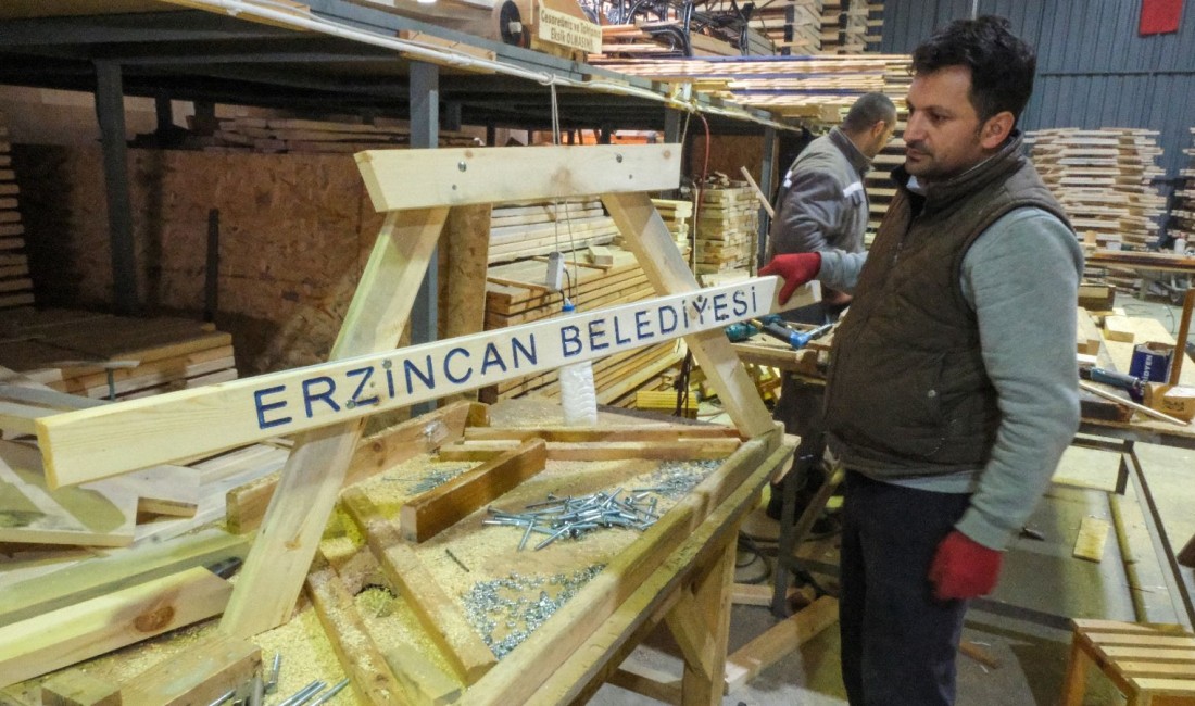 Erzincan Belediyesi Destek Hizmetleri Müdürlüğü'ne bağlı Ahşap İmalat Atölyesi, kentin