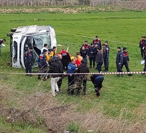 ANKARA-BHA Denizli’nin Buldan ilçesinde sporcu öğrencileri taşıyan bir midibüsün devrilmesi