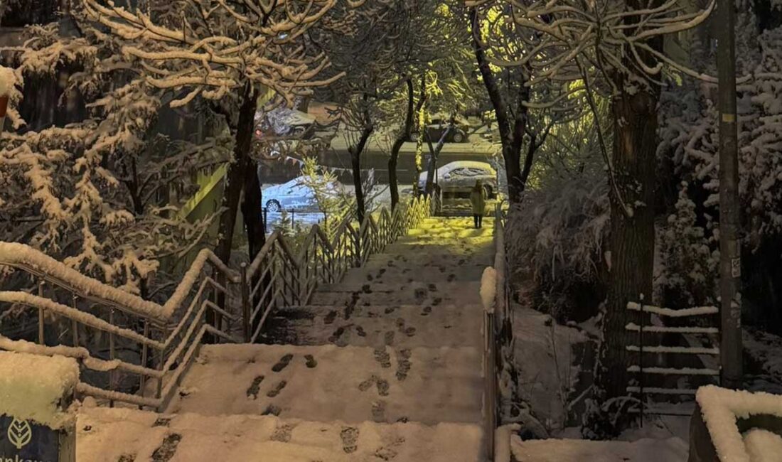 ANKARA-BHA Ankara’da akşam saatlerinde etkisini artıran yoğun kar yağışı, kenti