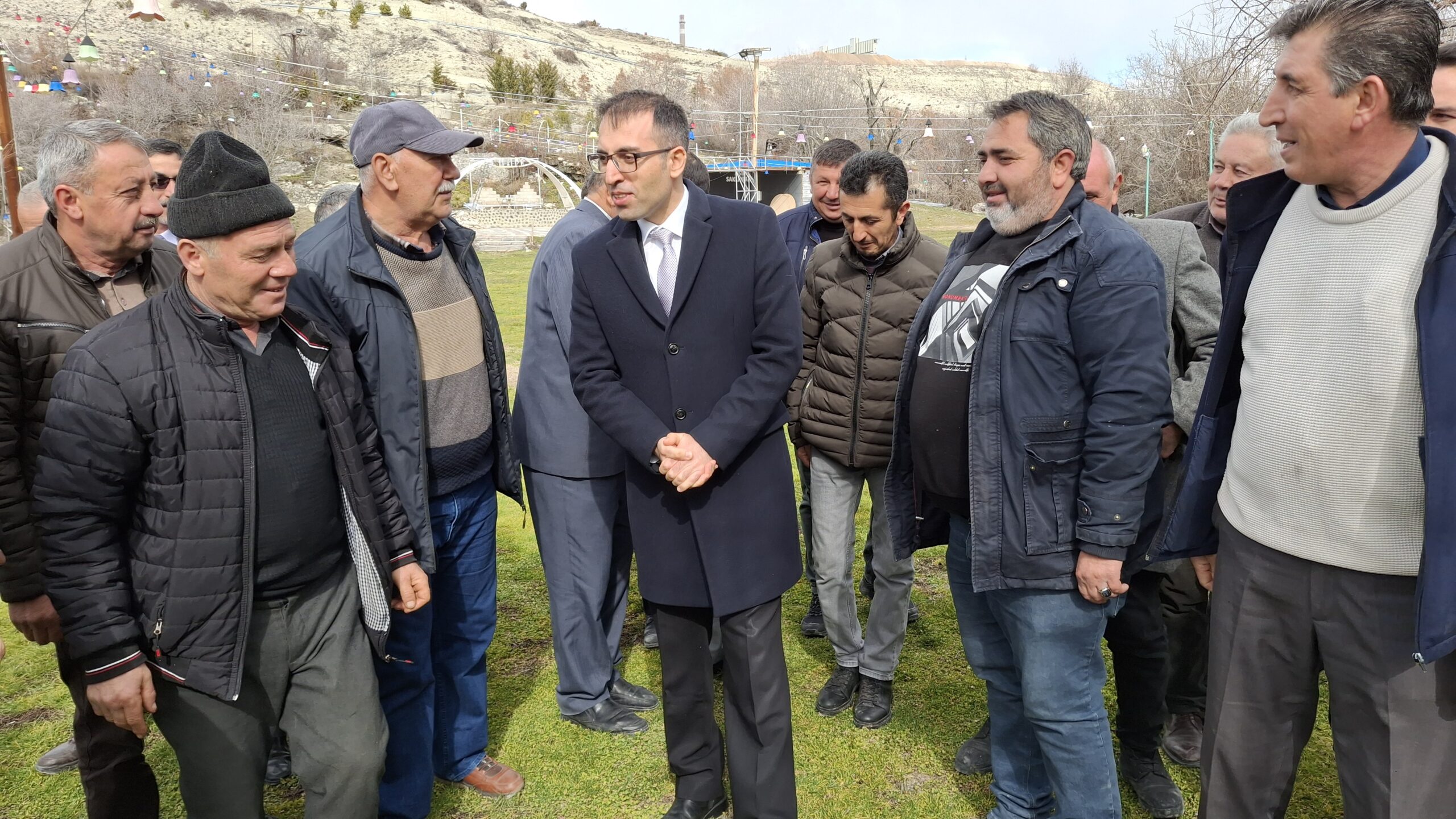 YAŞAR TONBAK/ ANKARA-BHA Bir bahçede bir araya gelen muhtarlar ev