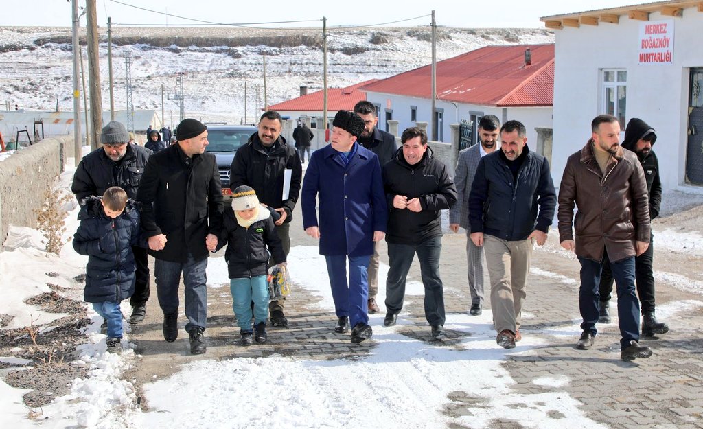 KARS-BHA Vali Polat, Merkeze bağlı Boğazköyü ziyaret ederek, Cuma Namazını