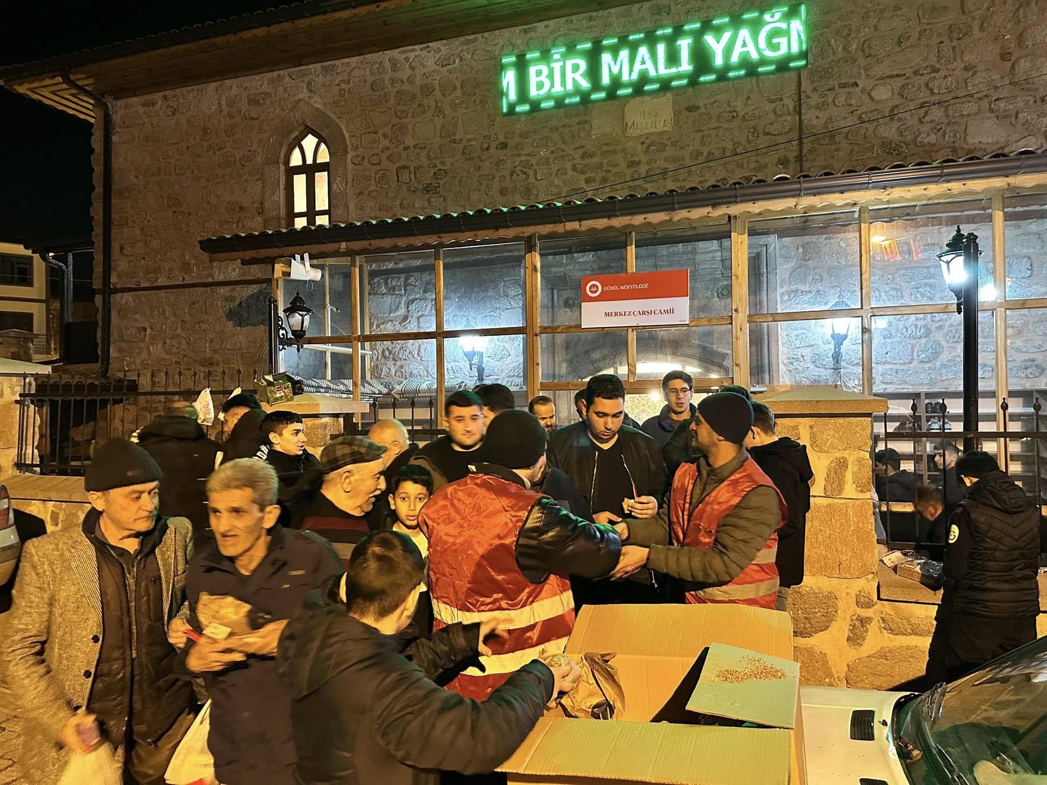 YAŞAR TONBAK/ANKARA-BHA Güdül Belediyesi Berat Kandili dolayısıyla, Merkez Cami çıkışında